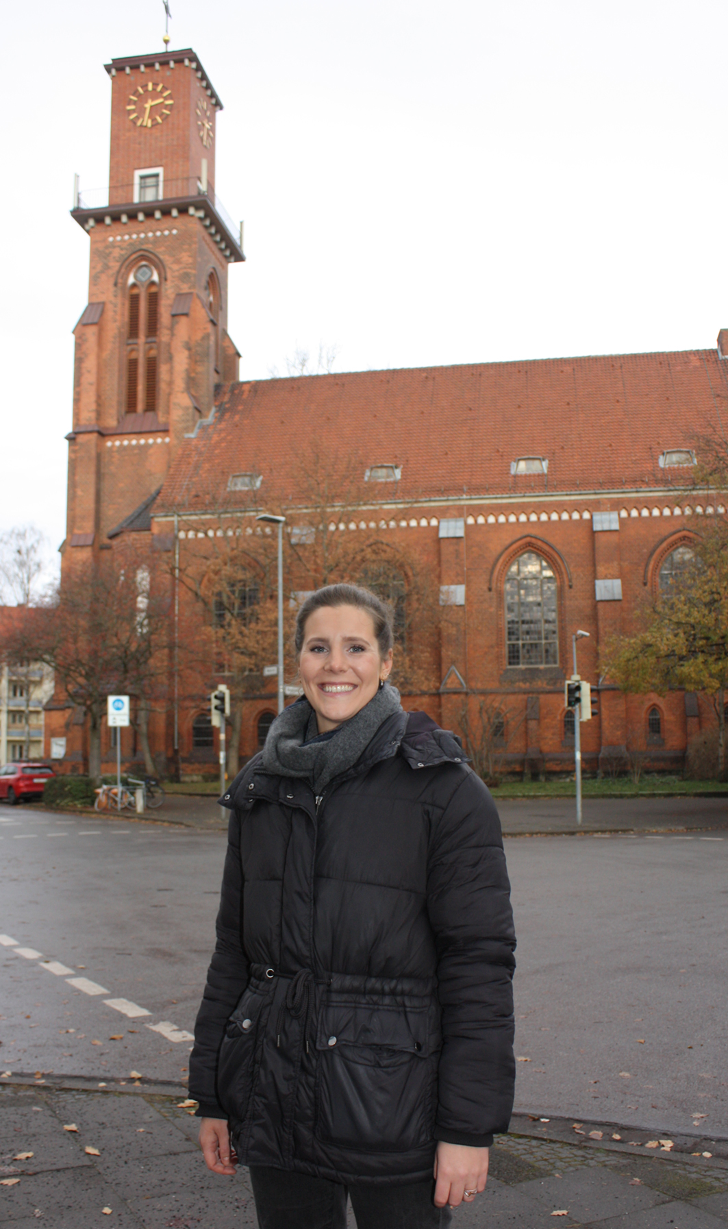 Saskia Keitel aus Hannover wird Pastorin in Neustadt. Hier steht sie vor der Pauluskirche in der Südstadt, wo sie ihr Vikariat abgeschlossen hat. Foto: Gunnar Schulz-Achelis  