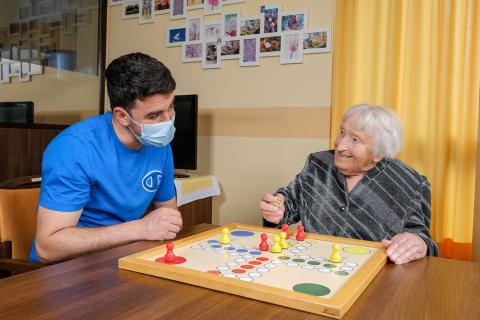 Teil der Ausstellung ist auch ein „Paar“ aus Wunstorf: Iheb Hamrouni und Christel Sarstedt. Beide haben eine Flucht erlebt – aus Tunesien und aus Ostpreußen. Ausstellungs-Foto: Jens Schulze