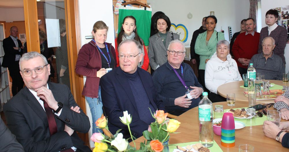 Ministerpräsident Stephan Weil (Mitte) fragte Geflüchtete, ob sie sich wohlfühlen und ließ sich von ehrenamtlichen Helfern über die Arbeit berichten. Links der Vorstandssprecher der Diakonie Niedersachsen Hans-Joachim Lenke und 5. von links Iryna Kuleshba aus Kiew. 