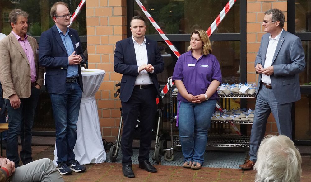 Engagiert für das Nicolaistift und dem Umzug der Begegnungsstätte (von links) Geschäftsführer Jörg Engmann vom Diakonieverband Hannover-Land, Superintendent Rainer Müller-Jödicke vom Kirchenkreis Neustadt-Wunstorf, Neustadts Bürgermeister Dominic Herbst, die Leiterin der Begegnungsstätte Tina Heine und Stiftungs-Vorstand Joachim von der Osten. Foto: Gunnar Schulz-Achelis 
