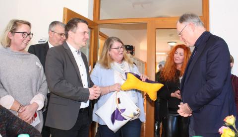 Ministerpräsident Stephan Weil (rechts) erhielt zum Abschluss ein blau-gelbes Neustädter Geschenk-Paket von Janet Breier (Mitte) und Bürgermeister Dominic Herbst (3. von links). 