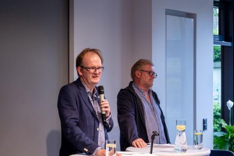 Superintendent Rainer Müller-Jödicke (von links) eröffnete den Abend im Gemeindehaus von Neustadts Johannesgemeinde gemeinsam mit Cord Dreyer vom Bündnis gegen Rechts.